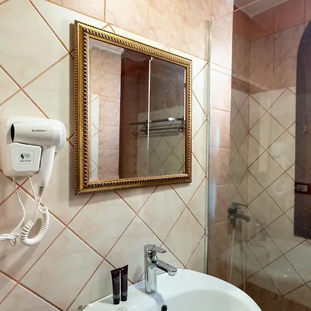 Monte Cristo - Rooftop Pool Hotel Saranda